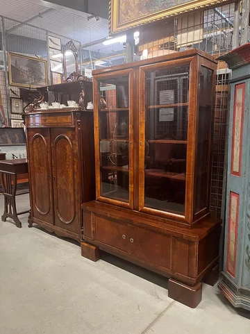 Serwantka art déco w orzechowym fornirze, na drugim planie pensjonarka w stylu Ludwika Filipa, 1866-1880 Serwantka, 4200, orzech, art deco, bieliźniarka po renowacji 3800