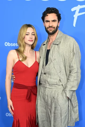 Lili Reinhart i Tom Bateman 