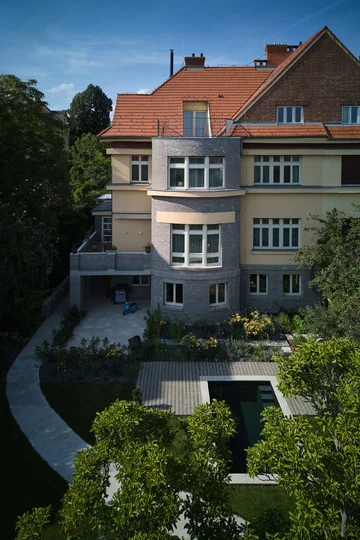 Renowacja willi z lat 30. w Pradze. Projekt Atelier Hajný 