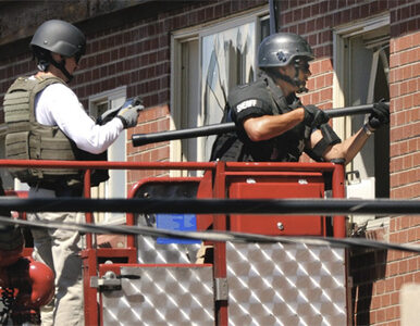 Miniatura: Masakra w Denver - policja wchodzi do domu...