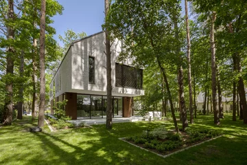 Dom Przenikający autorstwa Exterio Architektura to przykład nowoczesnej architektury, w której światło, natura i starannie zaprojektowana przestrzeń tworzą harmonijną całość 