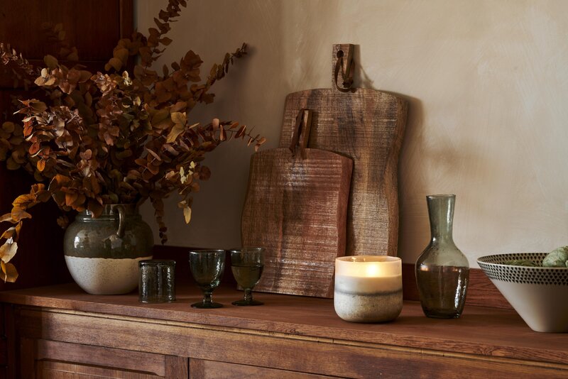 Drewno, szkło i&nbsp;ceramika tworzą spokojną kompozycję, kt&oacute;ra podkreśla naturalny charakter rustykalnej kuchni