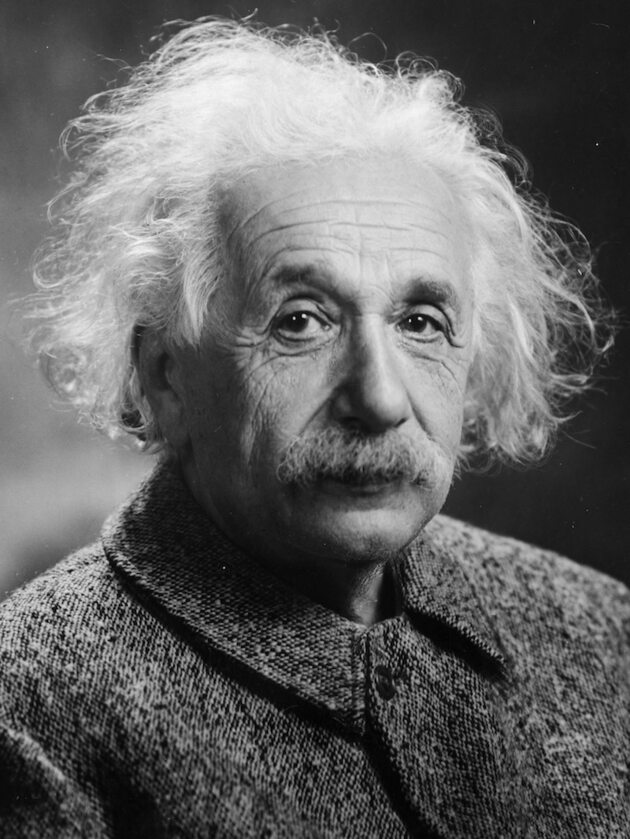 Mózg Einsteina pocięto na 240 kawałków Po siedmiu godzinach od zgonu mózg Einsteina został wyjęty, zważony, zmierzony i zakonserwowany przez Thomasa Stoltza Harveya, patologa pracującego w Princeton Hospital. Harvey bez pozwolenia prowadził badania nad mózgiem słynnego naukowca. Sfotografował kawałki mózgu, po czym pociął je na około 240 bloków.