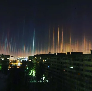 Słupy światła nad Petersburgiem 
