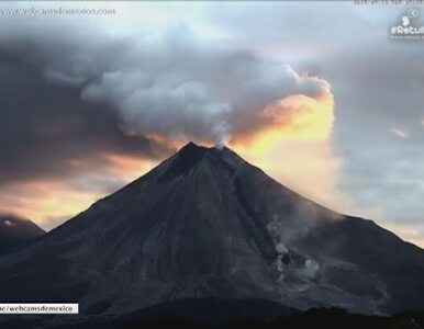 Miniatura: Erupcja wulkanu na tle zachodzącego...