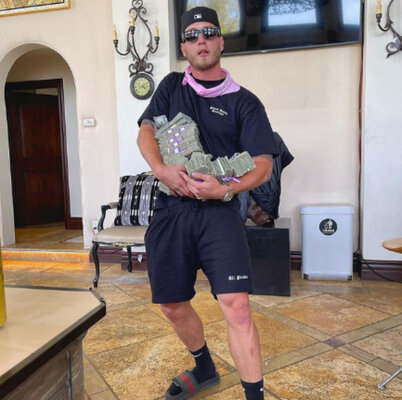 Miniatura: Chet Hanks, 30-letni syn Toma Hanksa i...