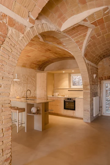 Rewitalizacja dawnej stolarni – projekt Clara Crous Arquitectura przywraca znaczenie materiałowi, światłu i oryginalnej strukturze budynku 