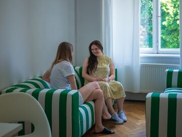 Dziewczyny siedzą w Centrum wsparcia w Krakowie