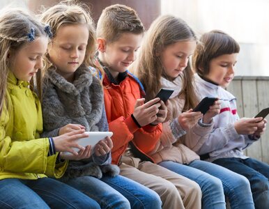 Korzystanie ze smartfona niszczy mózg dziecka? Psycholog: „To mit”
