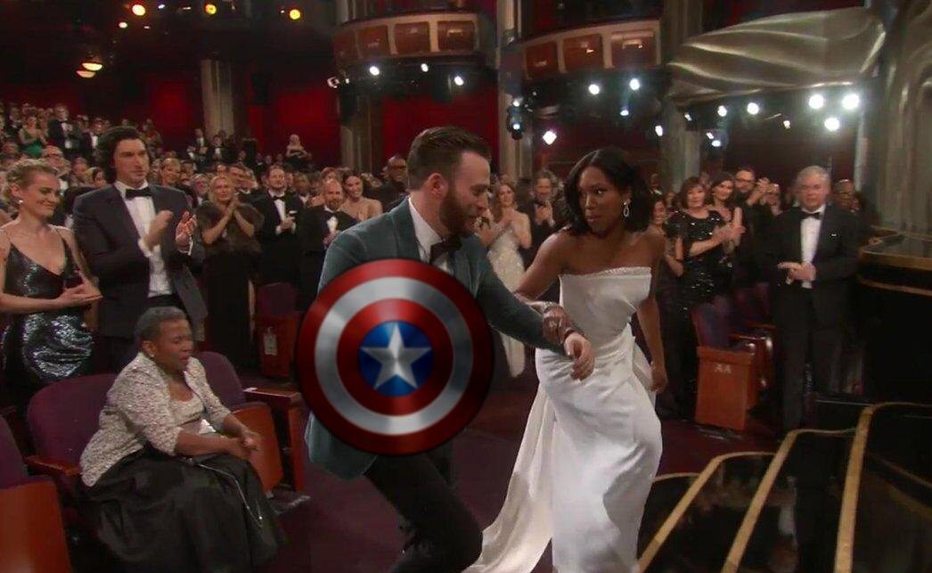 Chris Evans (filmowy Kapitan Ameryka) ratuje damę z opresji i pomaga Reginie King wejść na scenę <3 