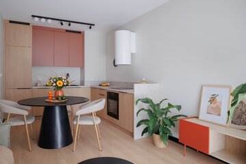 Mieszkanie pokazowe inwestycji Nowa Pabianicka we Wrocławiu zaprojektowała i wyposażyła pracownia architektury wnętrz Decoroom. Aranżację oparto na połączeniu pomarańczu, oliwkowej zieleni, drewna i neutralnej bazy 
