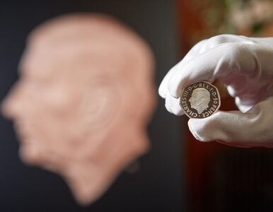 Miniatura: Pierwsze monety z wizerunkiem Karola III....