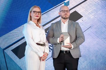 Damian Podwiązka (z prawej) oraz&nbsp;wręczająca nagrodę Marzena Zielińska, prezes Capital Point