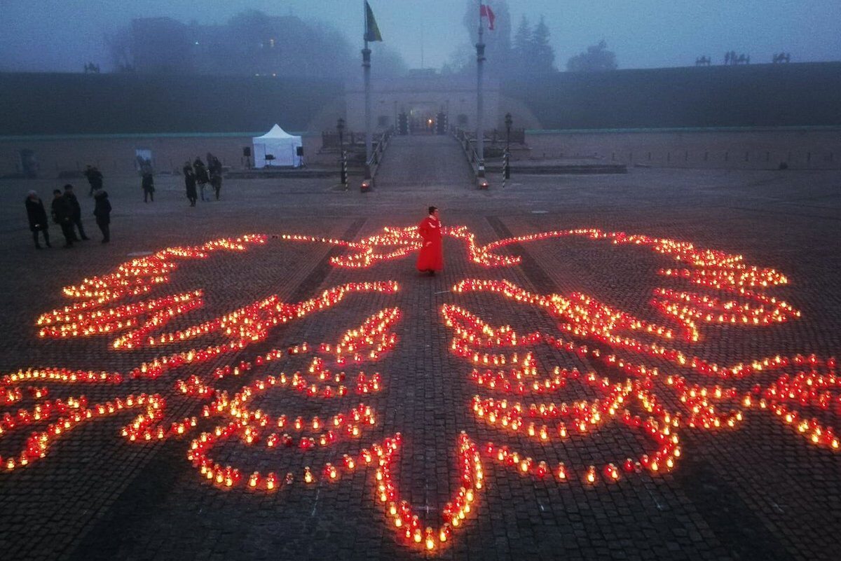 Polskie godło ułożone w Twierdzy Kijowskiej przez Ambasadę RP w Kijowie 