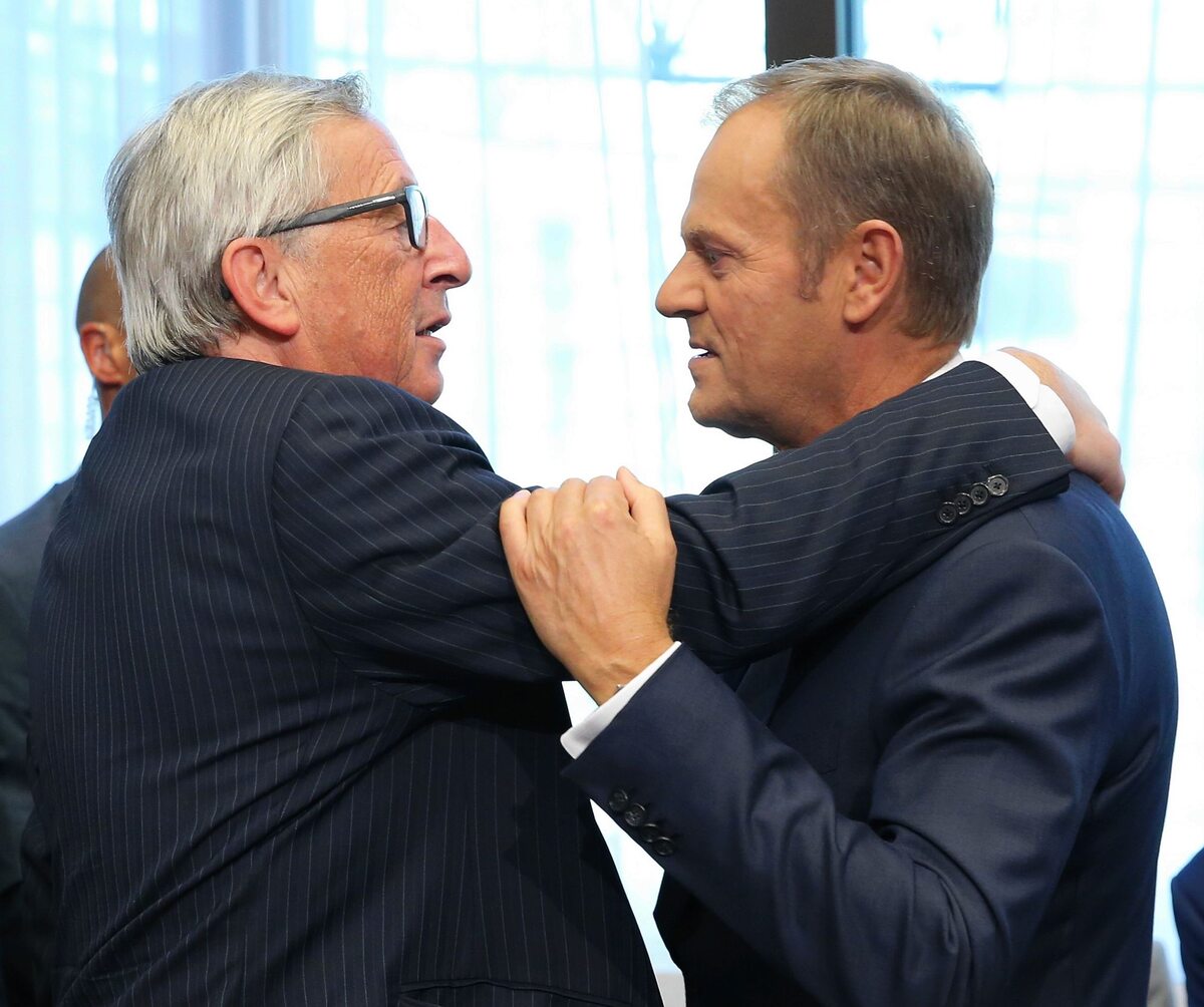Jean Claude-Juncker wylewnie wita się też z Donaldem Tuskiem 