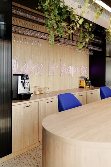 Biophilic design w przestrzeni biurowej – naturalne materiały, roślinność i światło dzienne tworzą środowisko sprzyjające koncentracji, dobrostanowi i komfortowi pracy, projekt: SAAN 