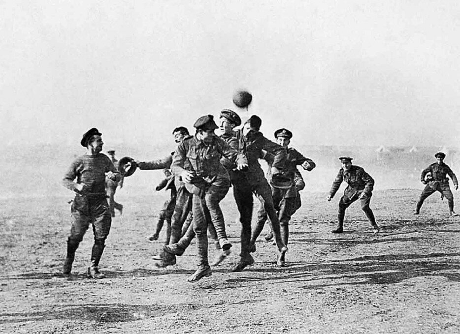Brytyjscy i niemieccy żołnierze grają w piłkę w czasie zawieszenia ognia na Froncie Zachodnim (I WŚ, 1914)