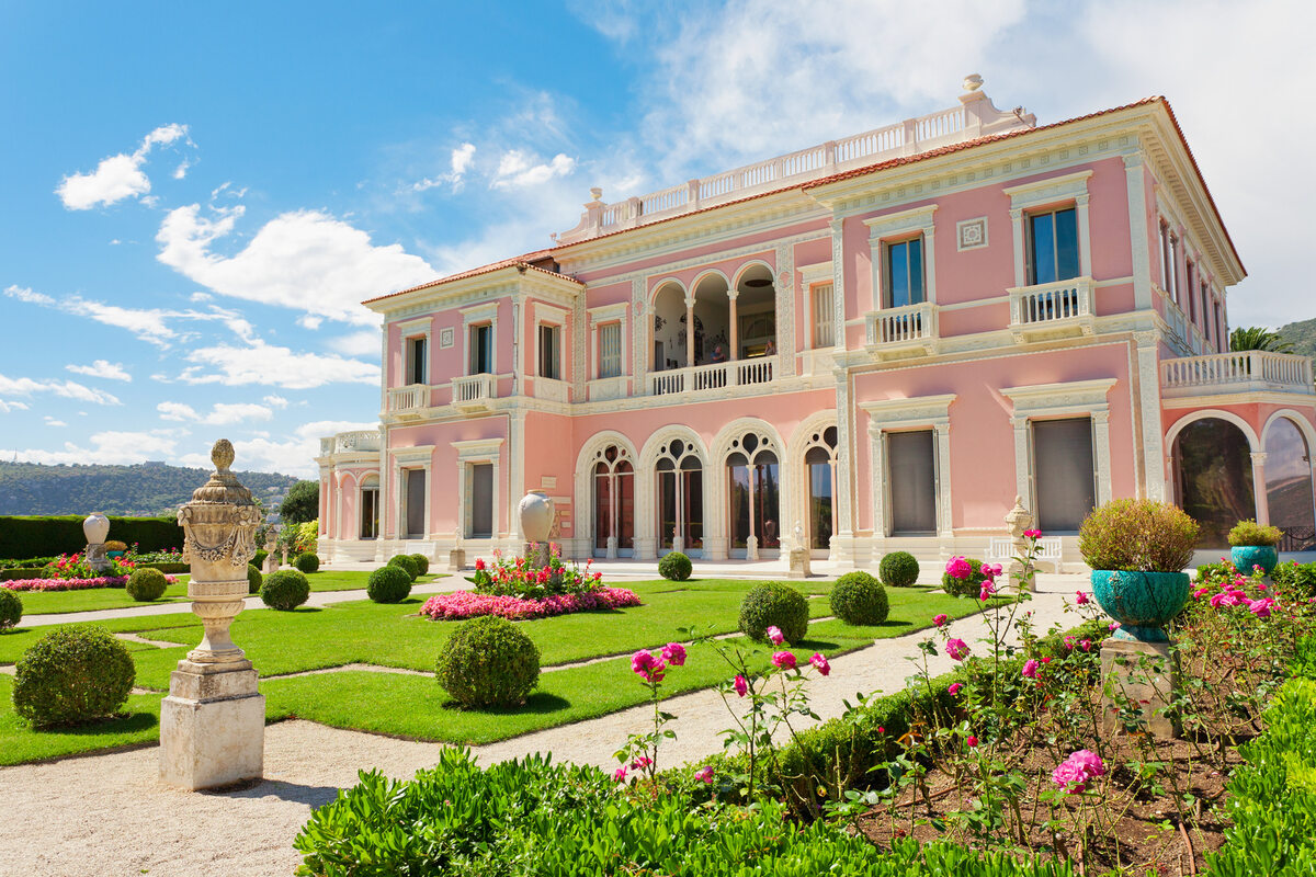 Villa Ephrussi de Rothschild W miejscowości Saint-Jean-Cap-Ferrat znajduje się też m.in.  willa należąca do baronowej Béatrice Ephrussi de Rothschild
