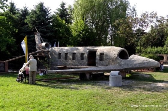 W sanktuarium Bolesnej Królowej Polski w Kałkowie w woj. świętokrzyskim powstaje makieta rządowego Tu-154 M (fot. starachowice-net.pl)