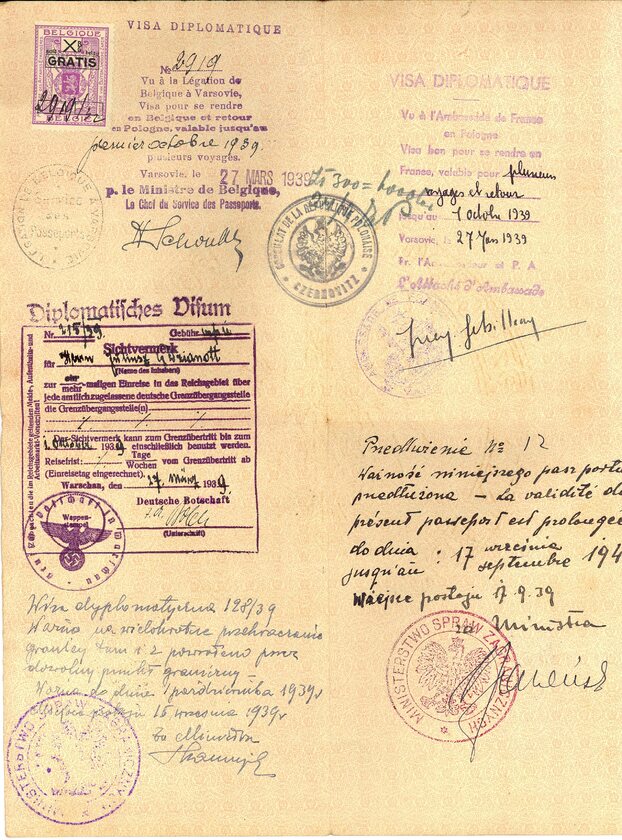 Paszport dyplomatyczny Juliusza Dzianotta, referendarza w Departamencie Konsularnym MSZ, z wpisem przedłużającym ważność dokumentu sporządzonym 17 września 1939 r. "w miejscu postoju" (Archiwum Akt Nowych).