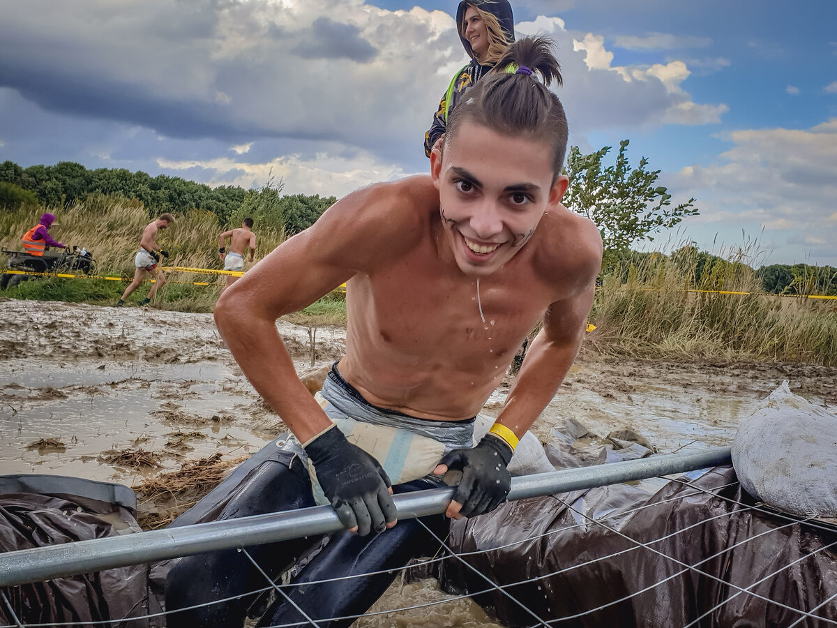 Warszawski Runmageddon W ostatni weekend wakacji ok. 10 tys. osób wzięło udział w warszawskim Runmageddonie. Sprawdziliśmy czy do zrobienia fotoreportażu z dynamicznej sportowej imprezy wystarczy smartfon. Wszystkie zdjęcia zostały wykonane telefonem Samsung Galaxy S9+.