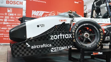 Konstrukcja jest wyposażona w opony typu slick. Bolid ma bardzo zaawansowany pakiet aerodynamiczny, który generuje bardzo duży docisk.