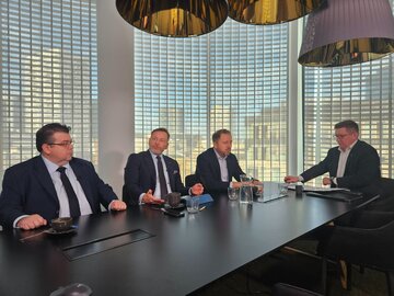 Od lewej Sebastian Nasiłowski prezes Turist Polska,  prezes Polskiej Organizacji Turystycznej Rafał Szmytke, Jacek Janowski dyrektor Departamentu Wsparcia Rozwoju Turystyki w&nbsp;POT oraz&nbsp;prowadzący Mariusz Rytel