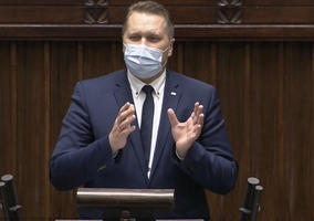 Czarnek w Sejmie o „lewackich bójówkach”. „Terroryzują naszą młodzież”