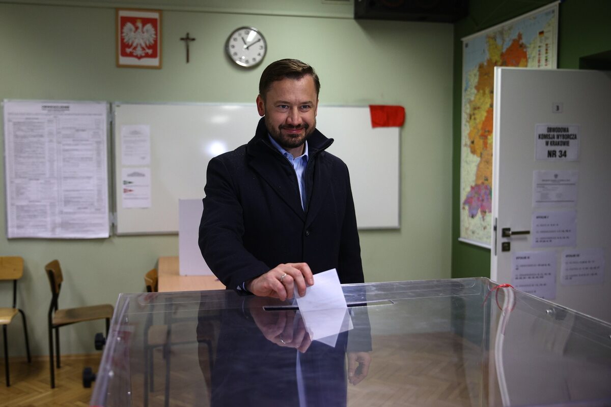 Aleksander Miszalski Kandydat na prezydenta Krakowa Aleksander Miszalski głosuje w jednym z lokali wyborczych w Krakowie