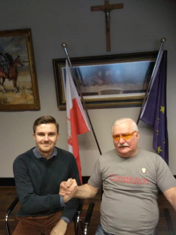 Lech Wałęsa w koszulce z napisem „Constitution” 