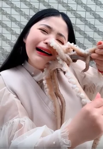 Blogerka walcząca z ośmiornicą 