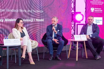 Dr inż. Krzysztof Zieliński (pośrodku), oraz&nbsp;mgr Magdalena Szczyrba (z lewej) i&nbsp;mgr inż. Michał Gajda (z prawej)