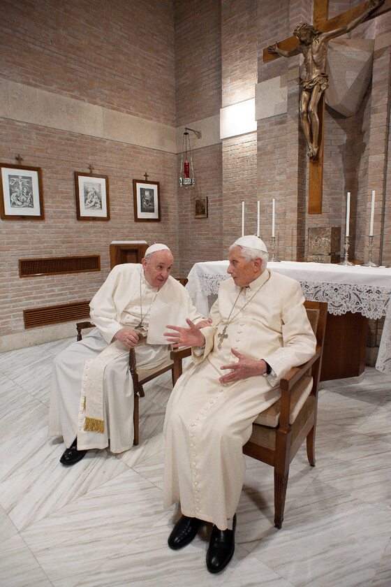 Papież Franciszek i papież senior Benedykt XVI 