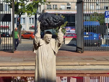 Pomnik Jana Pawła II przed Muzeum Narodowym 