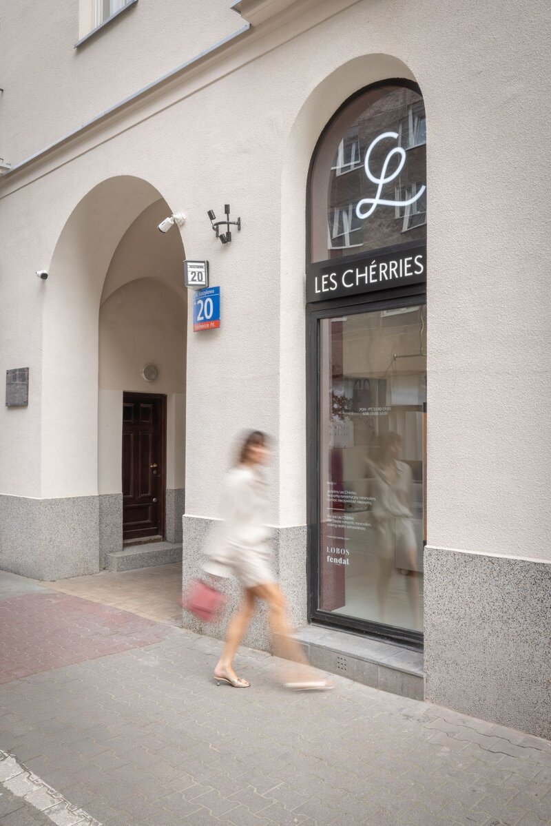 Minimalizm z&nbsp;nutą romantyzmu. Projekt wnętrz butiku Les Cherries
autorstwa WZ Studio