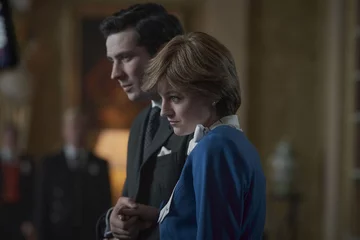 „The Crown”. Emma Corrin jako Diana Spencer i Josh O’Connor jako książę Karol 