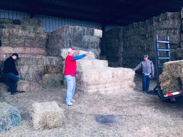 Dary przekazane przez kuzynów z Polski na rzecz schroniska Wheeler Ranch and Feed 