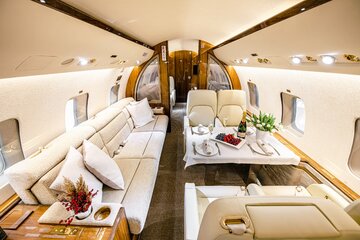 Luksusowe wnętrze samolot&oacute;w floty Jet Story