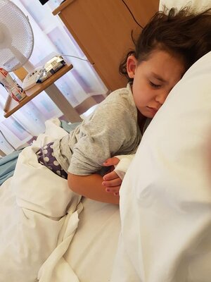 Miniatura: 4-letnia Sienne Rasul po przymierzaniu...