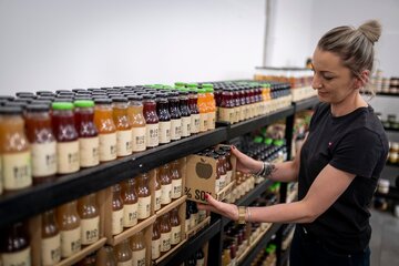 Soki tłoczone są na&nbsp;zimno ze&nbsp;świeżych owoc&oacute;w, a&nbsp;następnie poddawane pasteryzacji w&nbsp;temperaturze 80 stopni C
