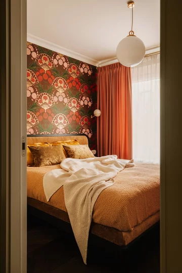 Ten apartament udowadnia, że kobiece wnętrze nie musi być jasne ani przewidywalne. Projekt pracowni Buduar łączy elegancję, funkcjonalność i wyrafinowany klimat 