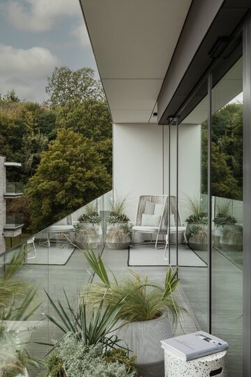 Apartament na warszawskim Mokotowie zaprojektowany przez VIA NOVA – przykład soft architecture, w której technologia KNX, stonowana paleta taupe i konsekwencja materiałowa budują ponadczasowy klimat 