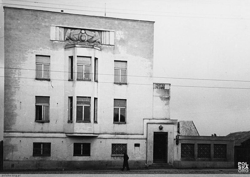 Charakterystyczna płaskorzeźba ze&nbsp;skarabeuszem nad wykuszem stała się znakiem rozpoznawczym willi przy Puławskiej 101. To&nbsp;właśnie od&nbsp;niej budynek zyskał nazwę Domu pod&nbsp;Skarabeuszami. Rok 1936