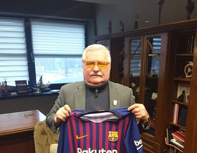 Miniatura: Lech Wałęsa pochwalił się koszulką FC...