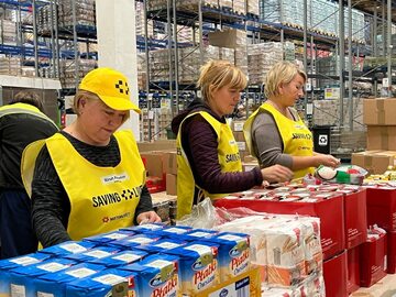 Dzięki otwarciu dwóch hubów dystrybucyjnych w Polsce i darowiznom od ponad 200 firm, 500 000 Ukraińców otrzymało już pomoc w ramach programu Saving Lives