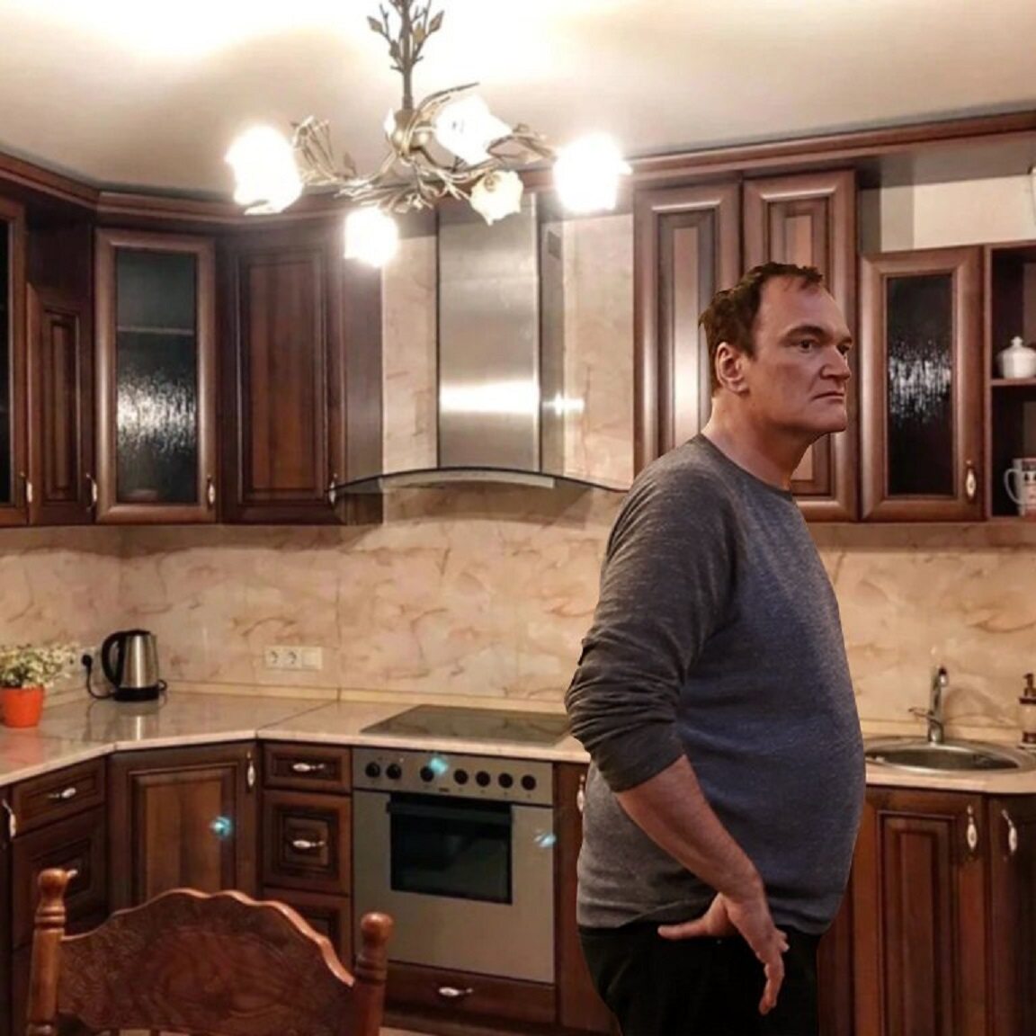 Quentin Tarantino „pozuje” w mieszkaniu reklamowanym przez inną rosyjską agencję nieruchomości 