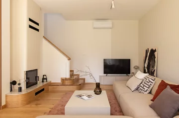 Projekt domu pod Warszawą autorstwa pracowni Decoroom to współczesna interpretacja stylu japandi — pełna naturalnych materiałów, miękkich form i spokojnej, harmonijnej kolorystyki 