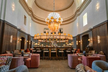 W&nbsp;hotelowym patio można podziwiać rzeźbę &bdquo;Muzykant&rdquo; autorstwa samego Bronisława Chromego