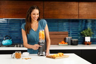 Kobieta używająca blendera nutribullet&reg; Ultra