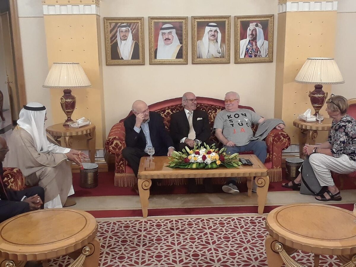 Lech Wałęsa już wcześniej często pojawiał się w koszulce z napisem „Konstytucja” Tutaj podczas wizyty w Bahrajnie.